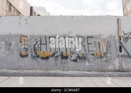 CABA, Buenos Aires / Argentine; il ya 17, 2019: La faim de mot écrit en grandes lettres sur un mur de ville, reflétant la crise économique que le pays est Banque D'Images