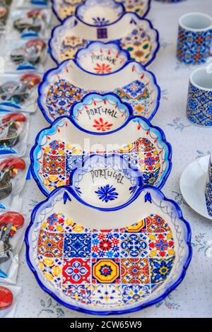 Porto, Portugal - 31 mai 2018 : détail des plaques de céramique portugaise azulejo traditionnelles très ornées exposées dans un stand de souvenirs à Ribeira Banque D'Images