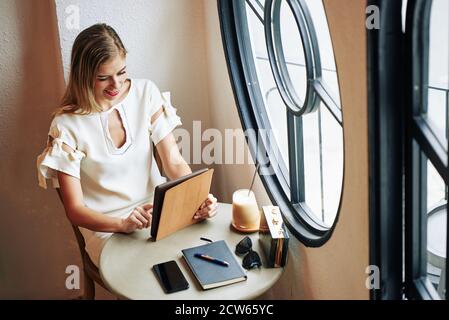 Jeune femme utilisant l'application Banque D'Images