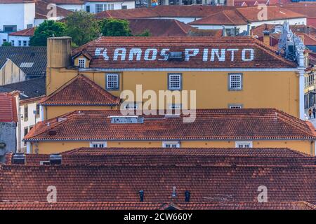 Vilanova de Gaia, Portugal - 31 mai 2018 : toit en terre cuite de maisons traditionnelles au bord du fleuve Douro avec le nom de la cave du port de Casa Ramos Pinto Banque D'Images