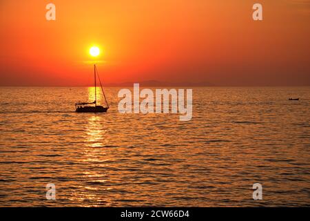 Coucher de soleil pittoresque sur la mer Adriatique avec voile en bateau Banque D'Images