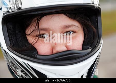 Umea, Norrland Suède - 30 août 2020 : jeune fille avec casque sur la piste de course Banque D'Images