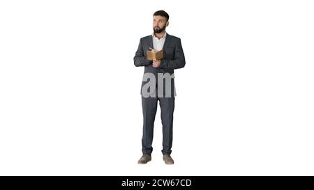 Jeune homme concentré dans les vêtements de coffrage tenant le bloc-notes et l'écriture Banque D'Images