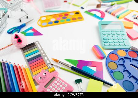 Fournitures scolaires. Ensemble d'accessoires d'école colorés isolés sur la table blanche. Banque D'Images