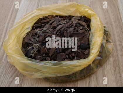 Substrat pour orchidées, en écorce de pin, sur fond de bois Banque D'Images