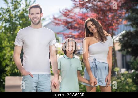 Papa maman et fils marchant main dans la nature Banque D'Images