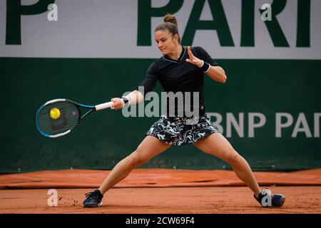 Maria Sakkari de Grèce en action contre Ajla Tomljanovic d'Australie lors de la première partie du Roland Garros 2020, Grand Chelem tennis Tournament Banque D'Images