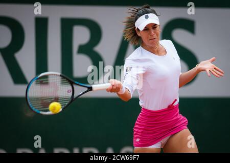 Ajla Tomljanovic d'Australie en action contre Maria Sakkari de Grèce lors de la première partie du Roland Garros 2020, Grand Chelem tennis Tournament Banque D'Images