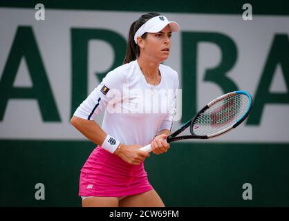 Ajla Tomljanovic d'Australie en action contre Maria Sakkari de Grèce lors de la première partie du Roland Garros 2020, Grand Chelem tennis Tournament Banque D'Images