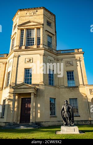 Oxford, Oxfordshire, Royaume-Uni. 27 septembre 2020. Observatoire de Radcliffe au Green Templeton College avec une statue de John Radcliffe, médecin, sur son groun Banque D'Images