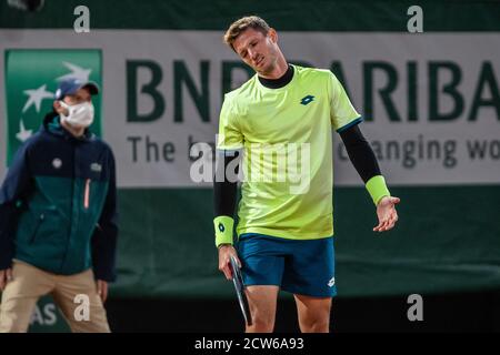 Paris, France. 27 septembre 2020. Dennis Novak, d'Autriche, réagit lors du premier tour des hommes contre Alexander Zverev, d'Allemagne, au tournoi de tennis 2020 de l'Open de France à Roland Garros à Paris, en France, le 27 septembre 2020. Crédit: Aurélien Morissard/Xinhua/Alay Live News Banque D'Images