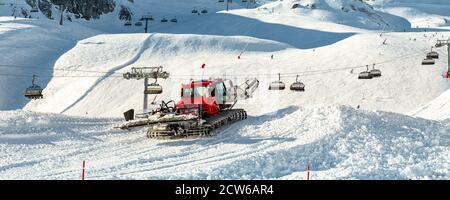 Rattar moderne rouge avec chasse-neige machine de préparation de pistes de ski ski alpin station de ski alpin Ischgl en Autriche. Lourd Banque D'Images