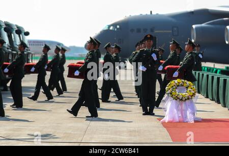 Shenyang, Chine. 27 septembre 2020. 117 restes de martyrs reviennent de la Corée du Sud à Shenyang, Liaoning, Chine le 27 septembre 2020.(photo de TPG/cnspotos) Credit: TopPhoto/Alay Live News Banque D'Images