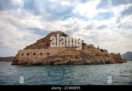 Ruines anciennes d'une colonie de lépreux fortifiés. La forteresse a été construite par les Vénitiens en 1958. En 1715, les Turcs ottomans capturent Spinalonga. Banque D'Images