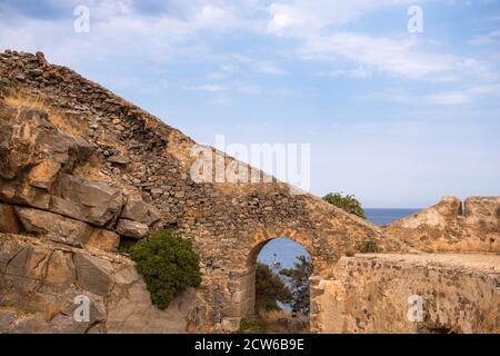 Ruines anciennes d'une colonie de lépreux fortifiés. La forteresse a été construite par les Vénitiens en 1958. En 1715, les Turcs ottomans capturent Spinalonga. Banque D'Images