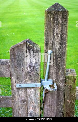 Loquet de fixation du ressort de la porte de ferme sur la porte de ferme Banque D'Images