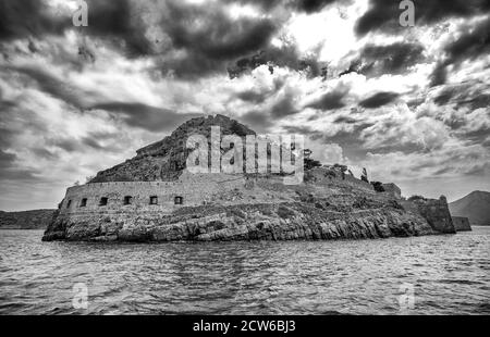 Ruines anciennes d'une colonie de lépreux fortifiés. La forteresse a été construite par les Vénitiens en 1958. En 1715, les Turcs ottomans capturent Spinalonga. Banque D'Images