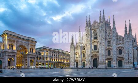 Magnifique ciel avec vue sur la cathédrale de Milan en Italie. Banque D'Images