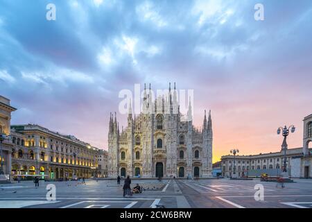 Piazza de Milan avec vue sur le Duomo de Milan en Italie. Banque D'Images