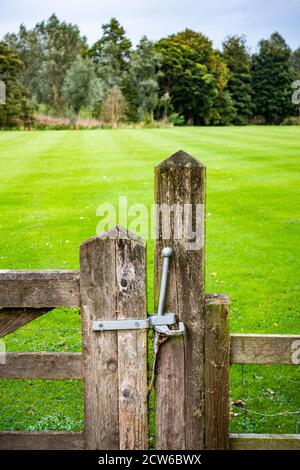 Loquet de fixation du ressort de la porte de ferme sur la porte de ferme Banque D'Images