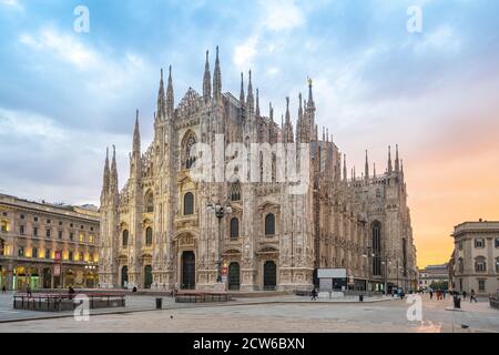 Ciel agréable avec vue sur le Duomo de Milan en Italie. Banque D'Images