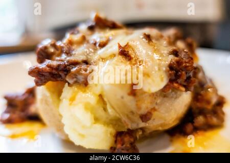 Gros plan du piment con carne sur une assiette blanche Banque D'Images
