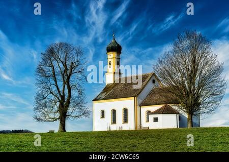 L'ancienne chapelle de pèlerinage de Saint Johann est située à environ 2 km au sud de Raisting, à proximité immédiate de la station de terre. Il est considéré comme b Banque D'Images