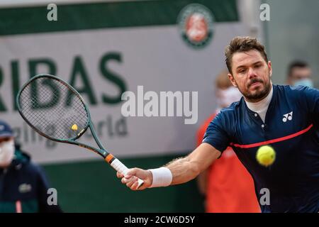 Paris, France. 27 septembre 2020. Stan Wawrinka, de Suisse, revient lors du premier match de championnat masculin entre Andy Murray, de Grande-Bretagne, et Stan Wawrinka, de Suisse, au tournoi de tennis 2020 à Roland Garros à Paris, en France, le 27 septembre 2020. Crédit: Aurélien Morissard/Xinhua/Alay Live News Banque D'Images