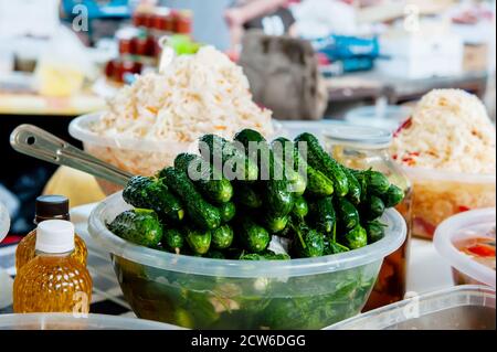 Les cornichons fermentés se trouvent sur le comptoir du marché agricole. Des concombres en conserve sont en vente Banque D'Images