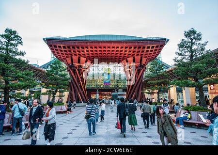 L'impressionnant Tsuzumimon, ou porte du tambour, à la gare de Kanazawa vous permet de savoir tout de suite que ce n'est pas une ville ordinaire Banque D'Images