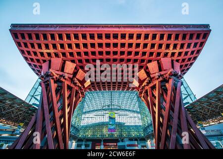 L'impressionnant Tsuzumimon, ou porte du tambour, à la gare de Kanazawa vous permet de savoir tout de suite que ce n'est pas une ville ordinaire Banque D'Images