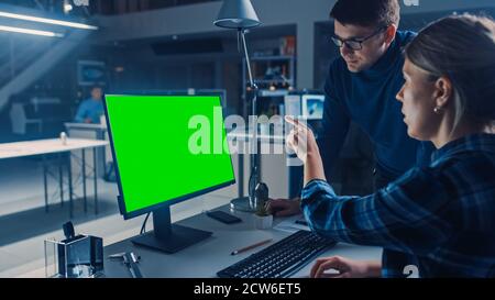 Ingénieur travaillant sur un ordinateur de bureau, écran montrant le logiciel de CAO avec le prototype de moteur 3D. Tard dans la nuit dans les installations d'ingénierie, Blueprints et Banque D'Images