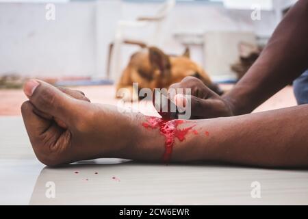 Concept de suicide engagé - l'homme suicide par couteau en coupant un poignet, l'homme déprimé, l'amour triste, faible estime de soi, la main de couteau et beaucoup de sang. À couper Banque D'Images