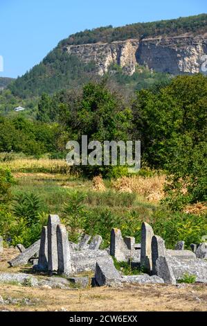 Groupe de vieilles pierres tombales à l'ancien cimetière juif à Vadul liu Rascov en Moldavie Banque D'Images