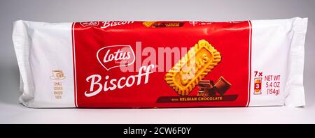 Pack familial de biscuits au chocolat belge Lotus Biscoff sur un arrière-plan blanc Banque D'Images
