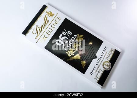 Lindt Excellence 95% cacao barre de chocolat noir sur un blanc arrière-plan Banque D'Images