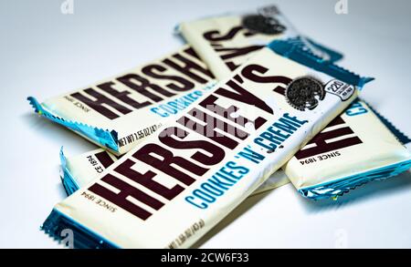 Quelques barres de cookies DE HERSHEY'S 'N crème sur un blanc arrière-plan Banque D'Images