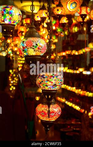 Image verticale des lampes en mosaïque multicolore de style arabe dans Une pièce sombre Banque D'Images