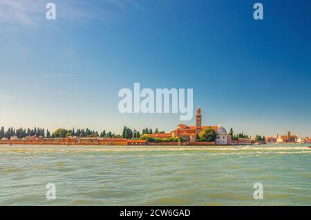 L'île de San Michele avec l'église catholique Chiesa di San Michele dans le lagon vénitien près de la ville de Venise avec le célèbre cimetière d'Isola di San Michele, sestiere de Cannaregio, région de Vénétie, nord de l'Italie. Banque D'Images