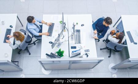 Dans les bureaux très occupés, des rangées de professionnels divers travaillant sur des ordinateurs, parlant, faisant le support client, communiquant avec les clients, surveillance Banque D'Images