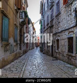 Ancienne rue pavée étroite en pierre à Rovinj, Croatie Banque D'Images