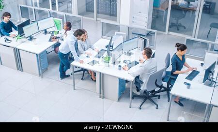 Dans les rangs de jeunes professionnels très occupés travaillant sur les ordinateurs de bureau, faire le support client, communiquer avec les clients, surveillance Banque D'Images