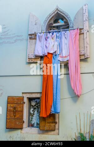 Des vêtements fraîchement lavés séchant sur une vieille fenêtre de style vénitien dans la ville médiévale de Rovinj, Croatie Banque D'Images