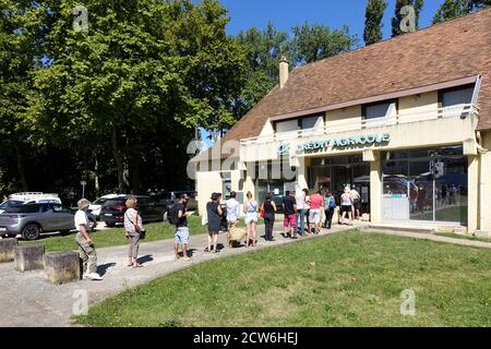 Issigeac, France: Juillet 2020: Les clients font la queue pour retirer de l'argent d'un point de caisse dans une succursale de la banque crédit agricole Banque D'Images