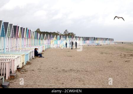 Huttes de plage colorées sur Mersea Isand Essex, Angleterre Banque D'Images