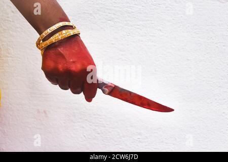 Femme tenant le couteau à la main avec l'horreur du sang de peur effrayante, elle vengeance a assassiné de son amant. Toxics Relationship concept & Halloween Day festival c Banque D'Images