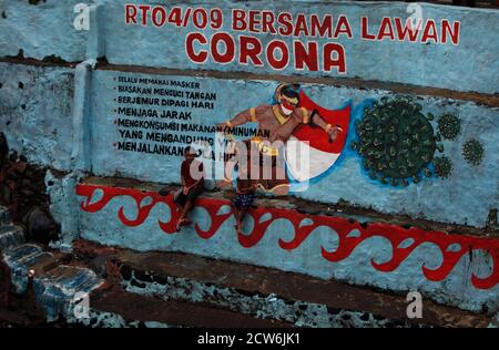 Bogor, Indonésie. 27 septembre 2020. Une vue d'un art sur le mur dans le village dessiné à Bogor, West Java, Indonésie, 27 septembre 2020. Le village densément peuplé adjacent à la rivière Ciliwung, indépendamment des résidents, a peint diverses figures, des personnages animaux et des vues sur les murs et les murs de la maison comme potentiel de tourisme dans le village. (Photo par Adriana/INA photo Agency) crédit: SIPA USA/Alay Live News Banque D'Images