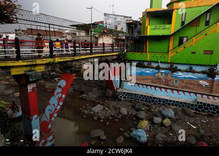 Bogor, Indonésie. 27 septembre 2020. Une vue d'un art sur le mur dans le village dessiné à Bogor, West Java, Indonésie, 27 septembre 2020. Le village densément peuplé adjacent à la rivière Ciliwung, indépendamment des résidents, a peint diverses figures, des personnages animaux et des vues sur les murs et les murs de la maison comme potentiel de tourisme dans le village. (Photo par Adriana/INA photo Agency) crédit: SIPA USA/Alay Live News Banque D'Images