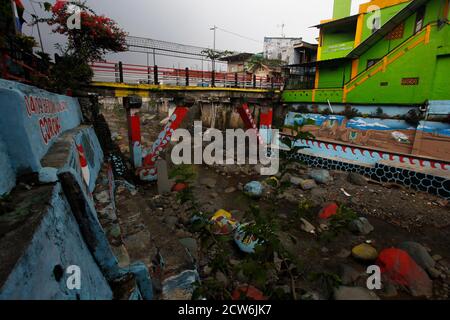 Bogor, Indonésie. 27 septembre 2020. Une vue d'un art sur le mur dans le village dessiné à Bogor, West Java, Indonésie, 27 septembre 2020. Le village densément peuplé adjacent à la rivière Ciliwung, indépendamment des résidents, a peint diverses figures, des personnages animaux et des vues sur les murs et les murs de la maison comme potentiel de tourisme dans le village. (Photo par Adriana/INA photo Agency) crédit: SIPA USA/Alay Live News Banque D'Images