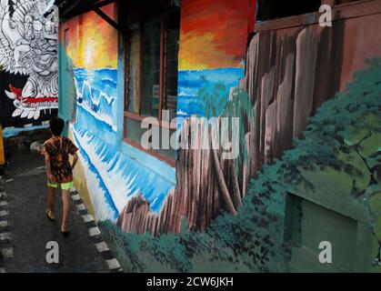 Bogor, Indonésie. 27 septembre 2020. Une vue d'un art sur le mur dans le village dessiné à Bogor, West Java, Indonésie, 27 septembre 2020. Le village densément peuplé adjacent à la rivière Ciliwung, indépendamment des résidents, a peint diverses figures, des personnages animaux et des vues sur les murs et les murs de la maison comme potentiel de tourisme dans le village. (Photo par Adriana/INA photo Agency) crédit: SIPA USA/Alay Live News Banque D'Images